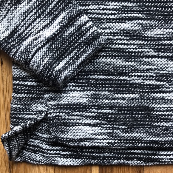 Banana Republic • Black & white scoop neck sweater - Picture 5 of 8